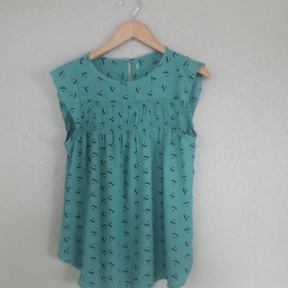 Green Sleeveless Blouse with Pattern - Picture 1 of 2